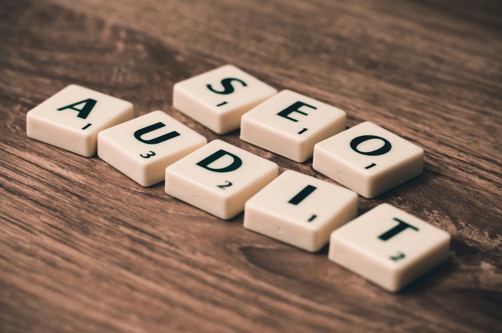 SEO audit felirat betűkockákból fa asztalon