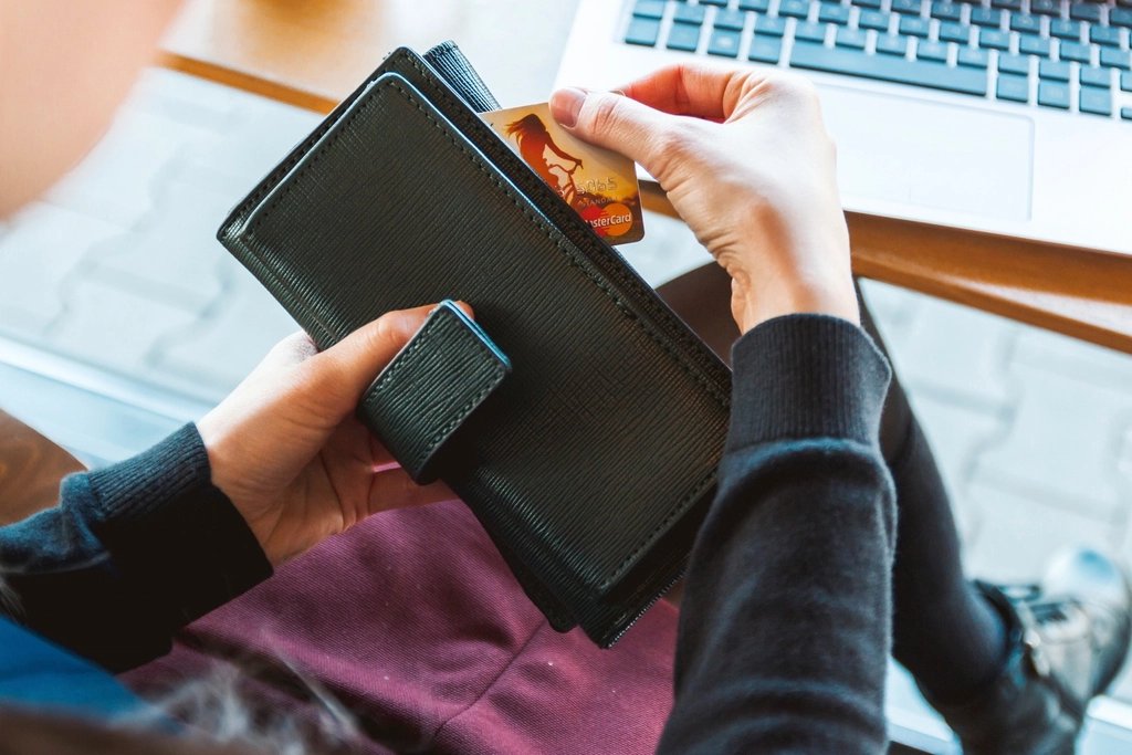 Online vásárlás laptopon bankkártyával: a Google Shopping termékárainak és készletének frissítése