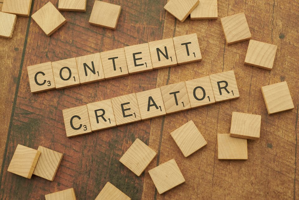 Fakockák Content Creator felirattal: az online marketing szakértő munkájának része a tartalom is