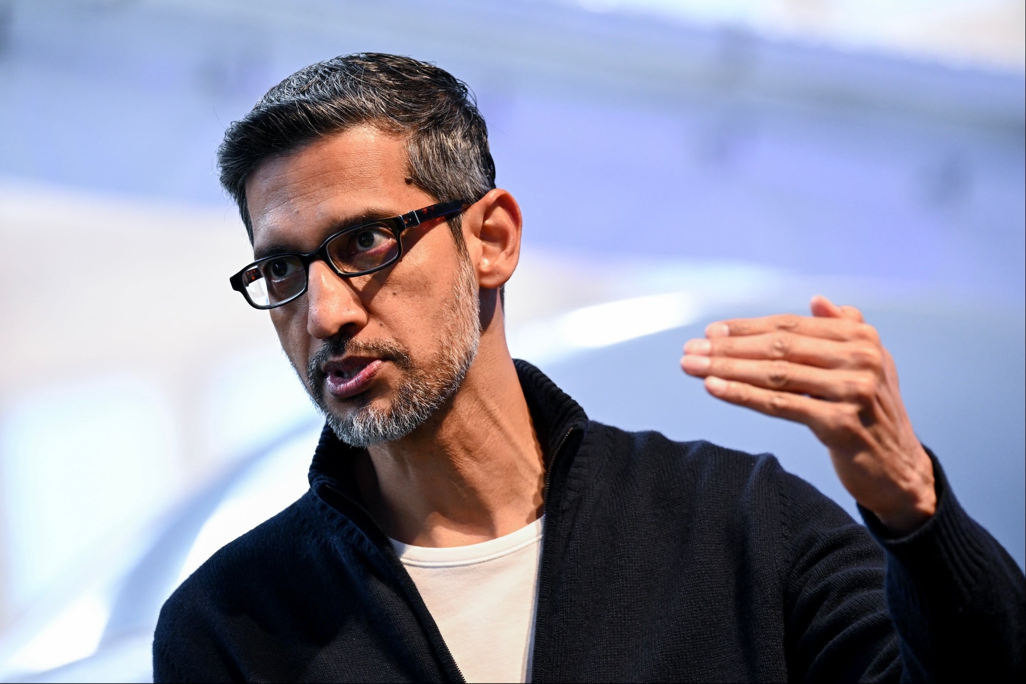 A Google vezérigazgatója szabadidejében mesterséges intelligenciával „hangulatkódolást” végez egy weboldalon: „Csak szórakoztam”
