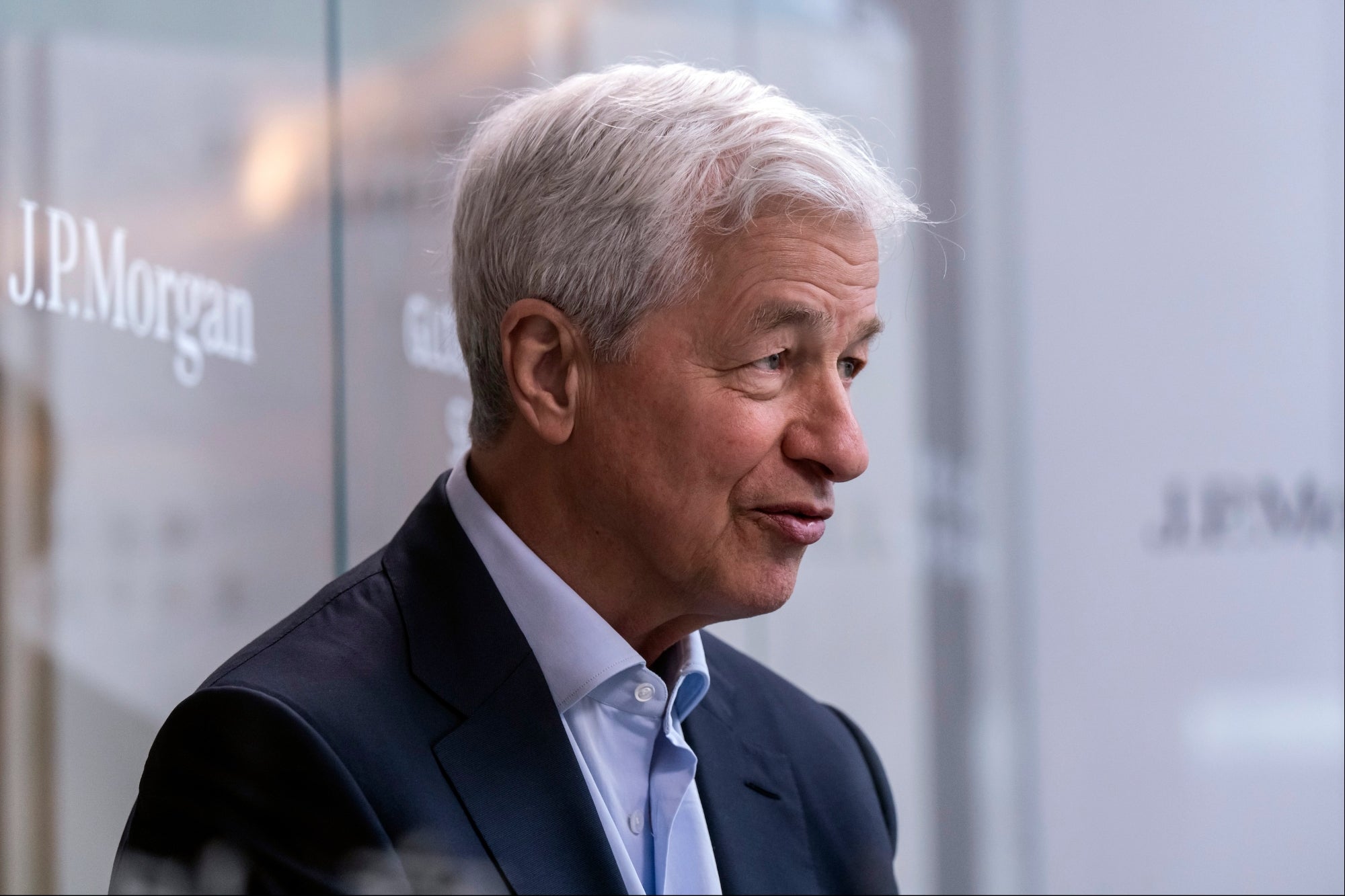 Jamie Dimon, a JPMorgan vezérigazgatója nagy bejelentést tett nyugdíjba vonulási ütemtervével kapcsolatban: „Szeretem, amit csinálok”